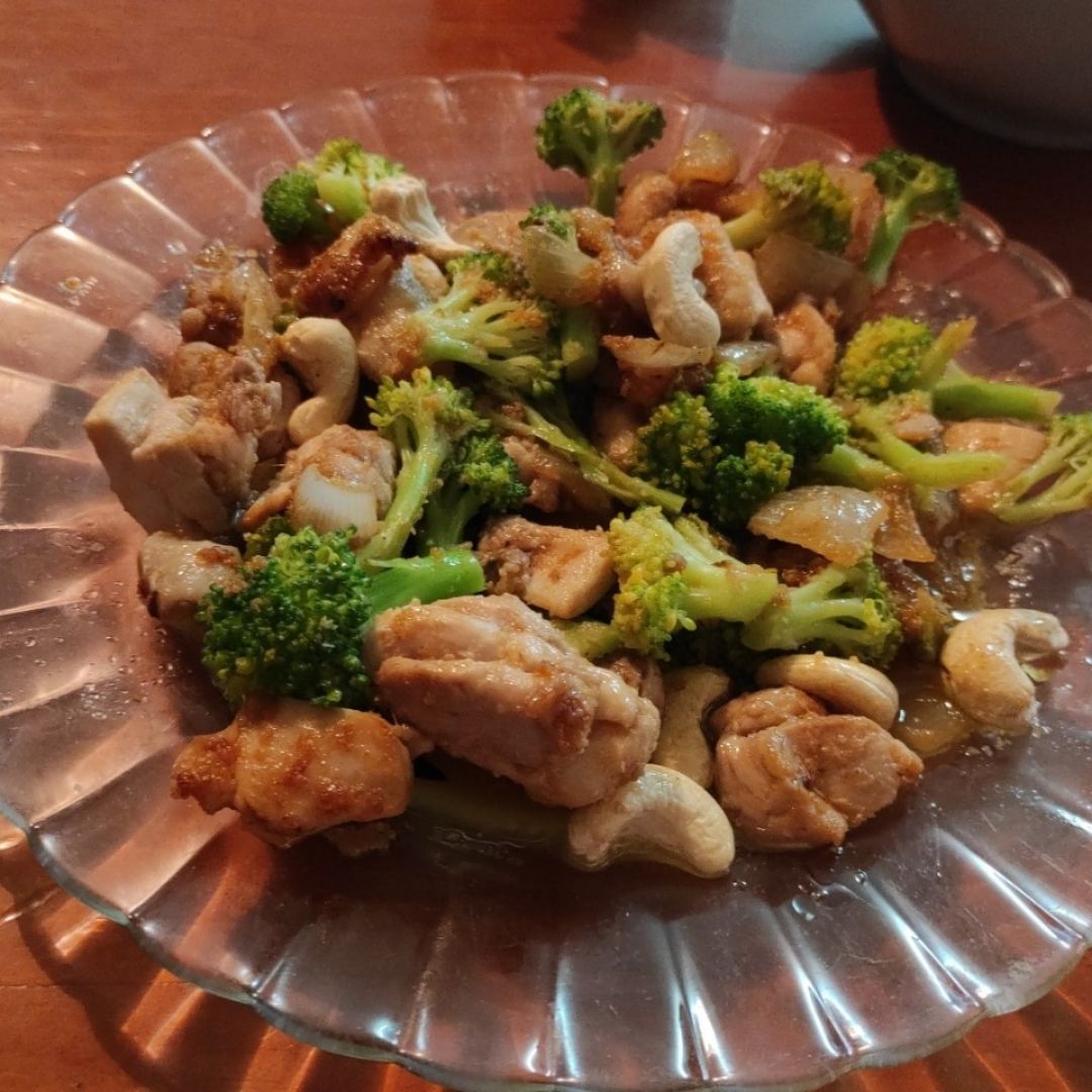 Pollo con brócoli estilo asiático Pollo con brócoli estilo asiático
