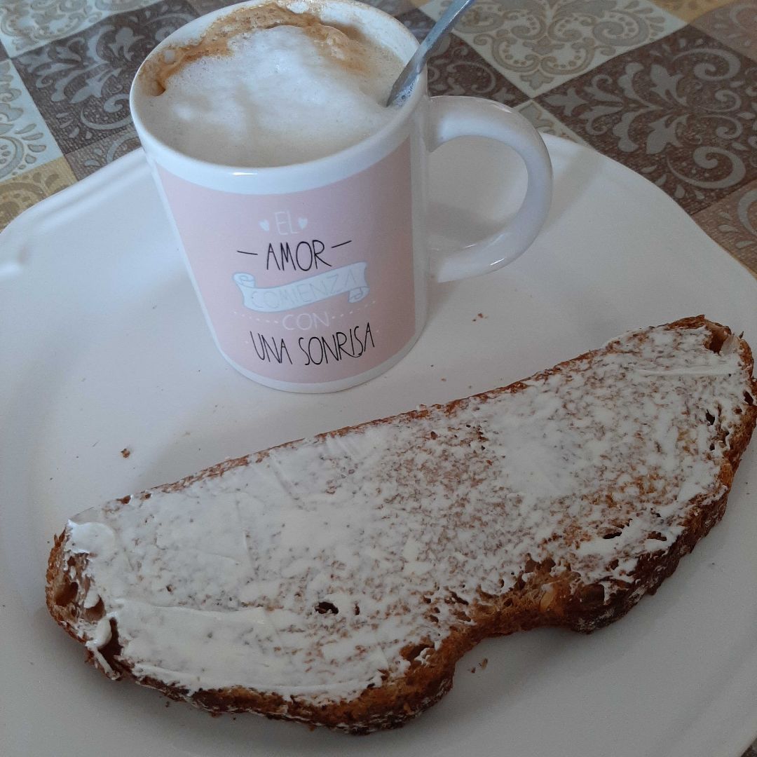 Tostada con philadelphia y café con leche Tostada con philadelphia y café con leche