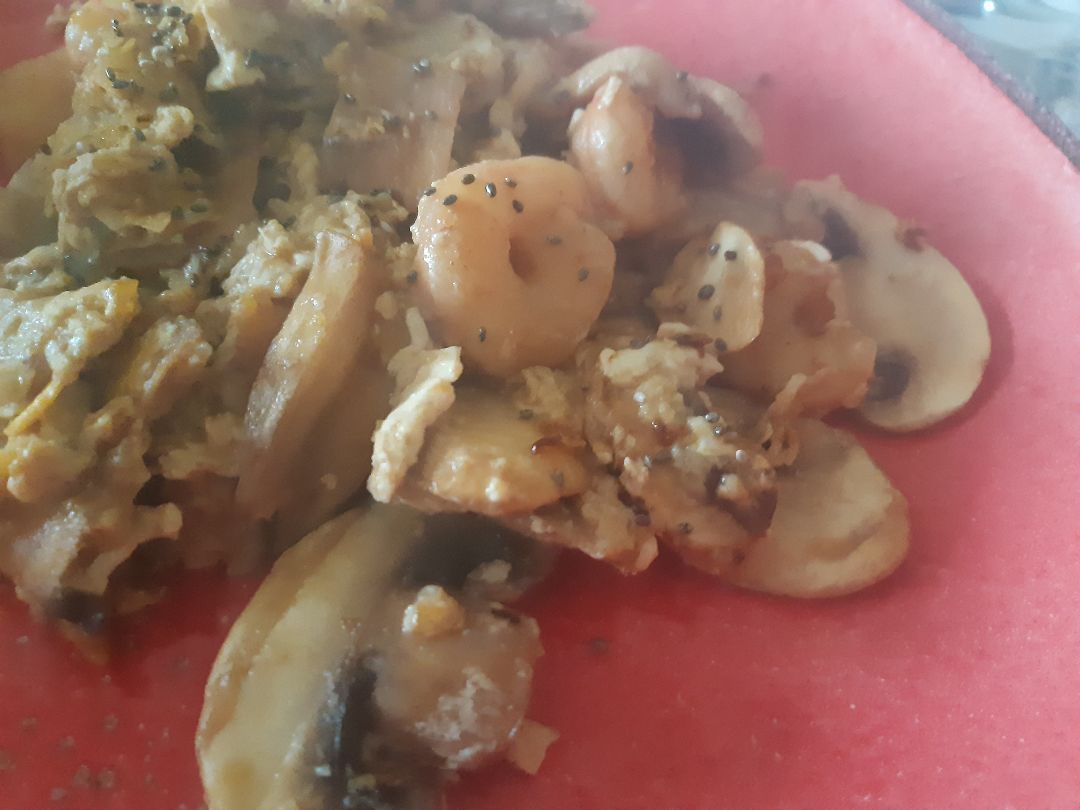 Revuelto de setas, gambas y huevo Revuelto de setas, gambas y huevo