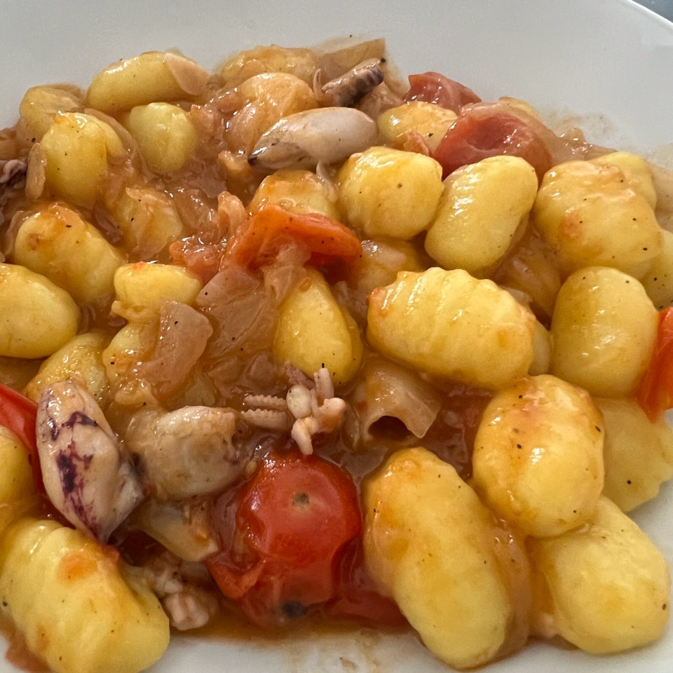 Gnocchis con calamarcitos, tomate y cebolla pochada Gnocchis con calamarcitos, tomate y cebolla pochada