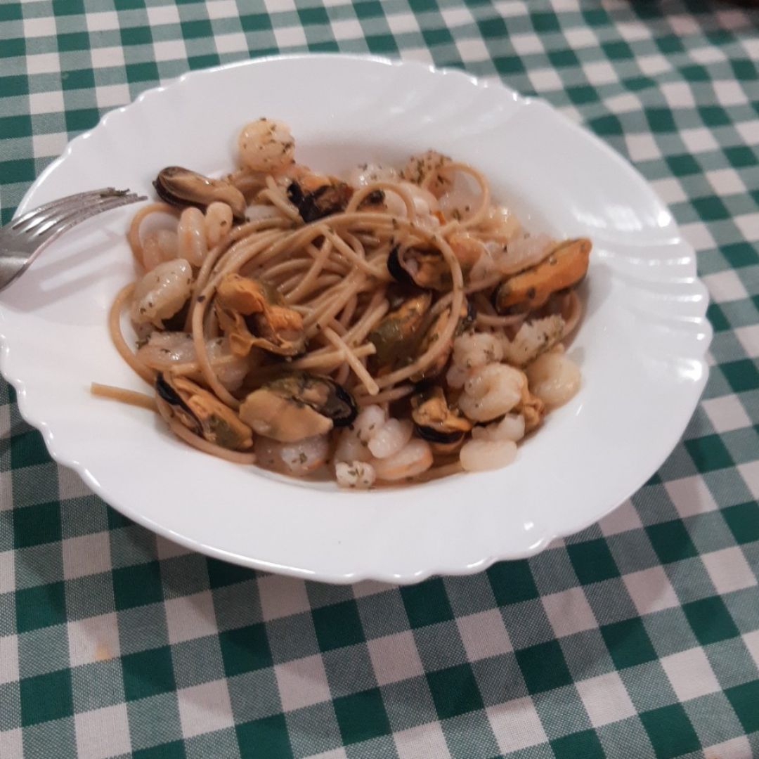 ESPAGUETIS CON GAMBAS Y MEJILLONES. ESPAGUETIS CON GAMBAS Y MEJILLONES.