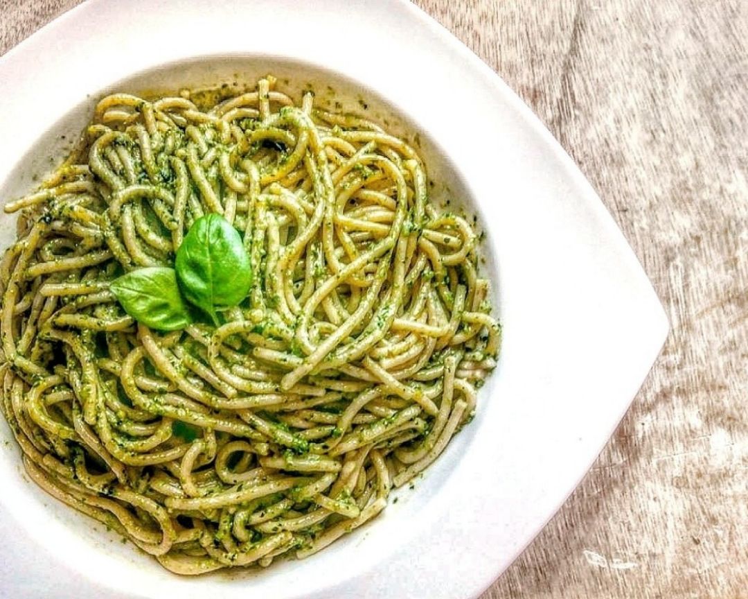 Espaguetis al pesto de albahaca y anacardos 