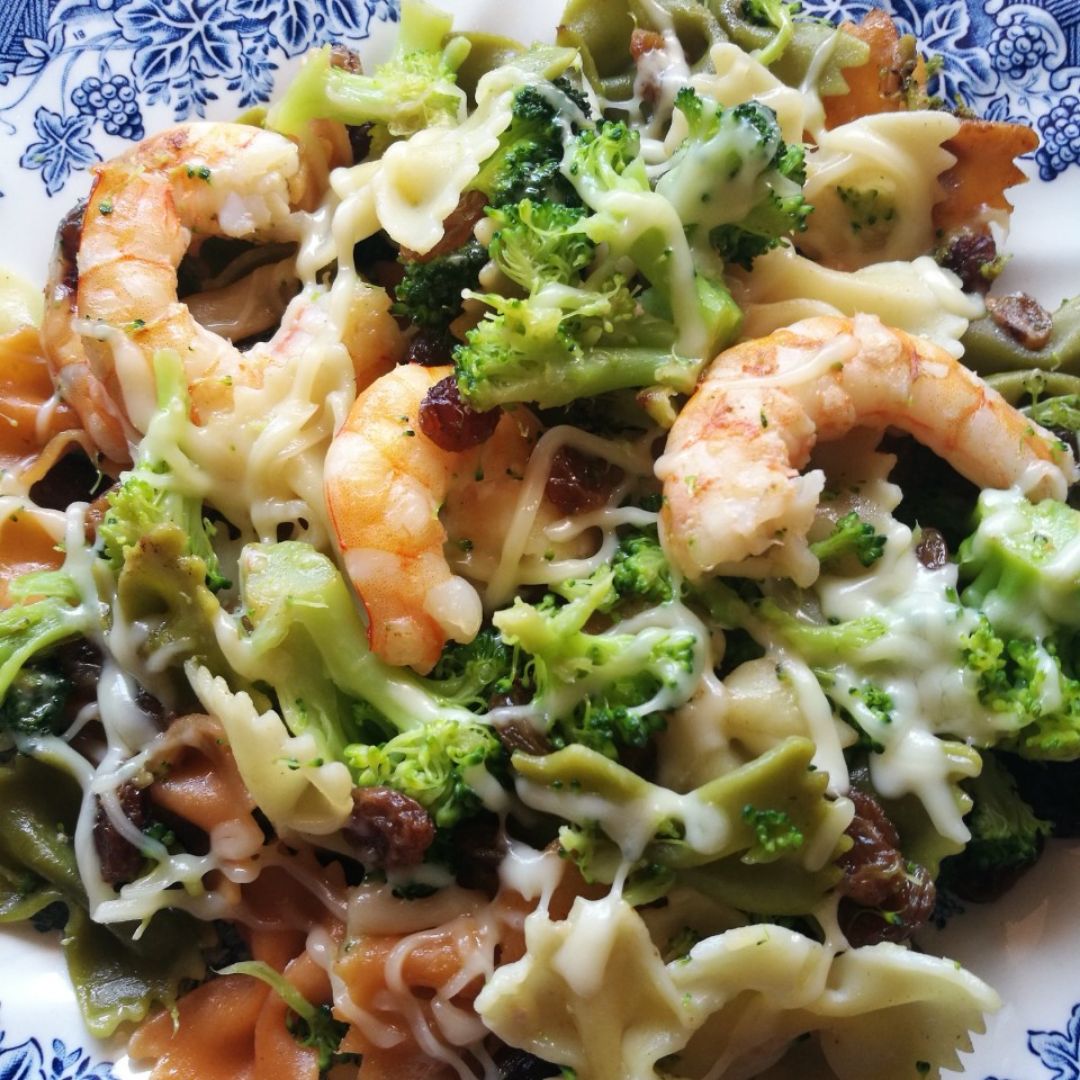 Pasta con brócoli, langostinos, pasas y queso rallado Pasta con brócoli, langostinos, pasas y queso rallado