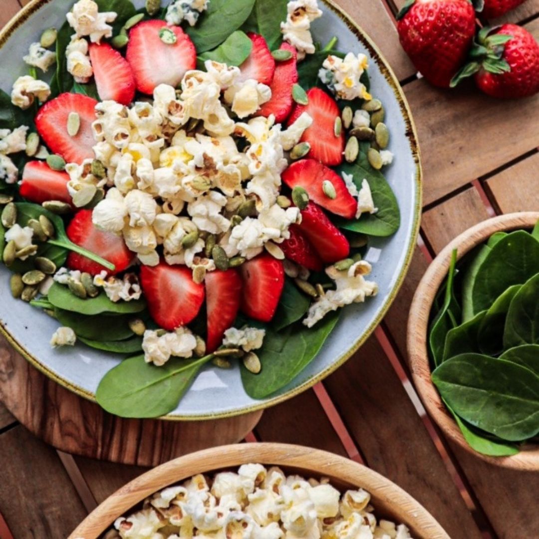 Ensalada de espinacas, fresas y palomitas Ensalada de espinacas, fresas y palomitas