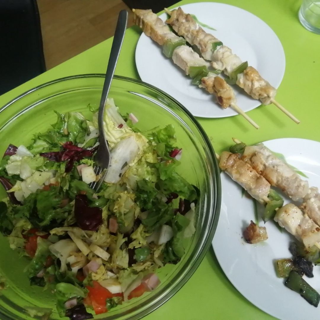 Brochetas de pollo y Pimientos y ensalada Brochetas de pollo y Pimientos y ensalada