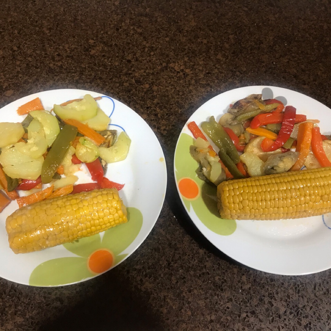 Verduras al horno con mazorca de maíz. 