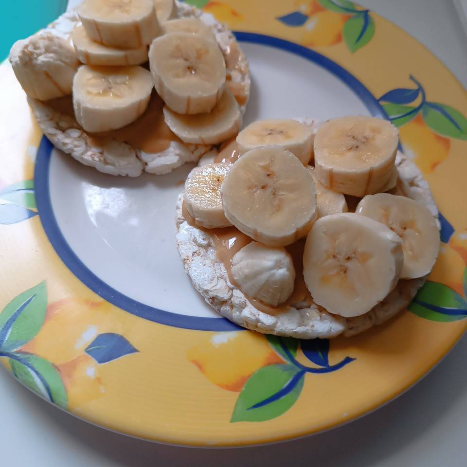 Tortita de arroz con crema de cacahuete y platano