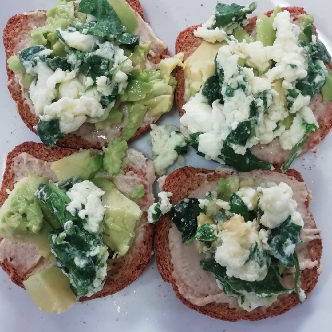 Tostadas con aguacate y clara de huevo