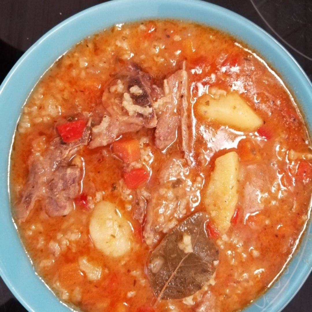 Caldereta de cordero con patatas y arroz Caldereta de cordero con patatas y arroz