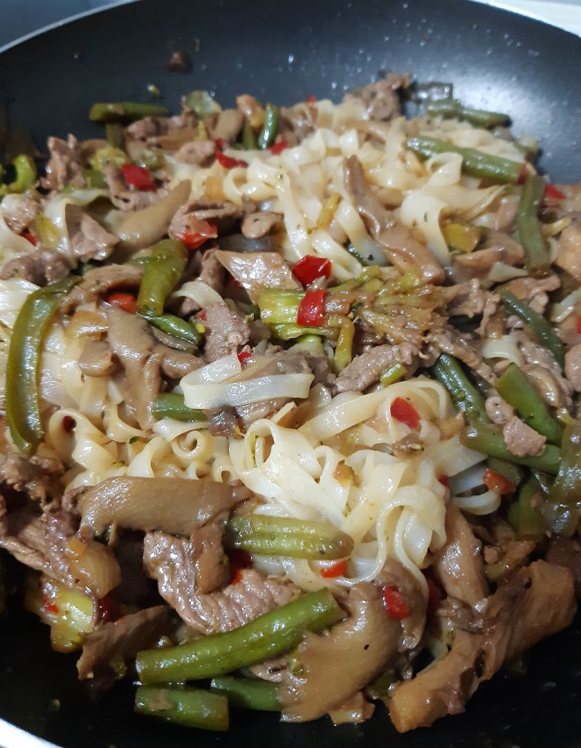 Noodels wok con ternera, verduras y setas Noodels wok con ternera, verduras y setas