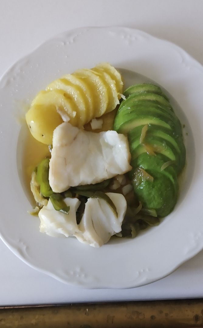 Bacalao con piperrada patata cocida y aguacate Bacalao con piperrada patata cocida y aguacate