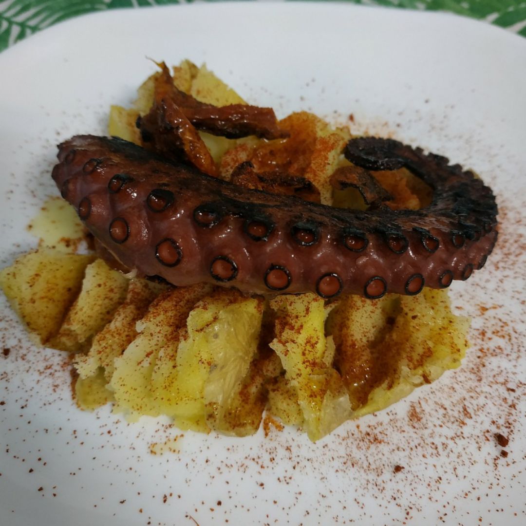 Pulpo a gallega con tomate deshidratado Pulpo a gallega con tomate deshidratado