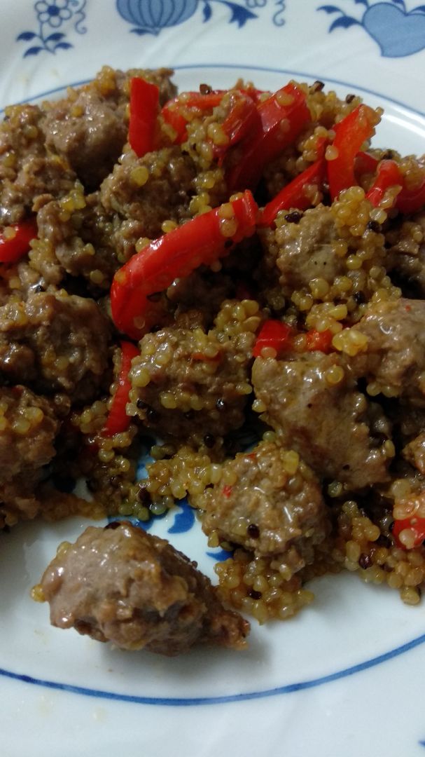 Quinoa con pimiento rojo, ternera y salsa de soja Quinoa con pimiento rojo, ternera y salsa de soja