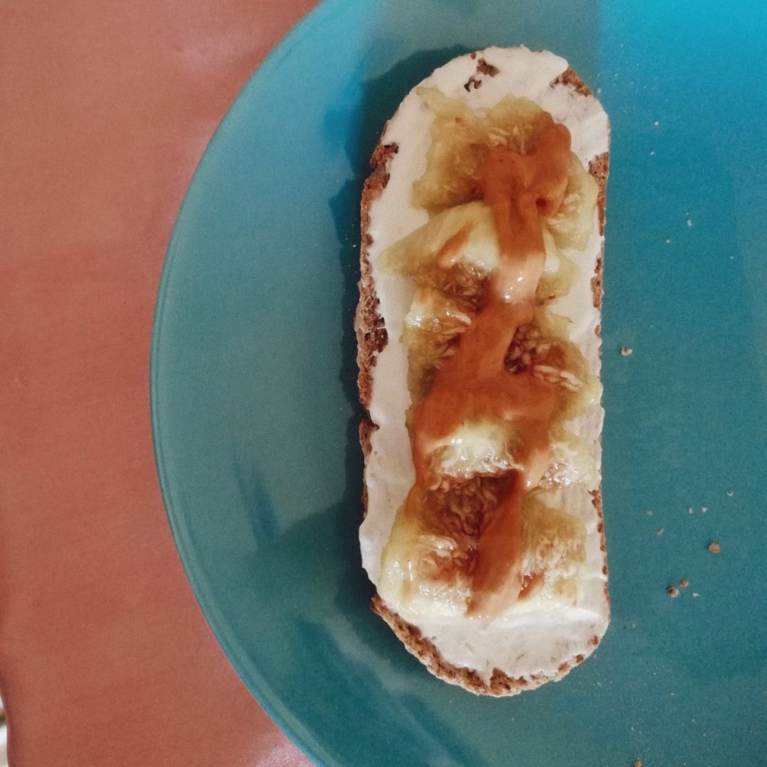 Tostada de yogur, brevas y crema de cacahuete Tostada de yogur, brevas y crema de cacahuete