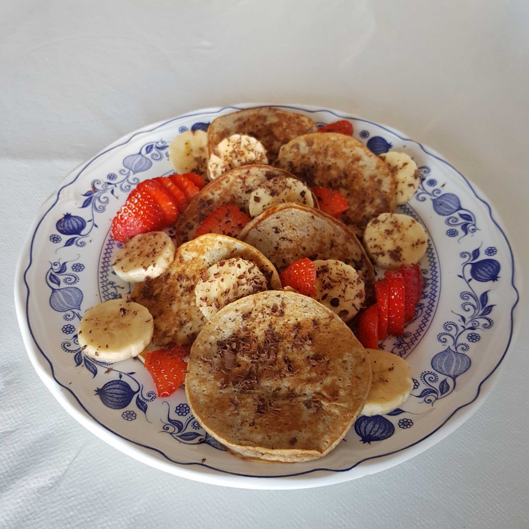 Pancakes de avena con plàtano y fresas