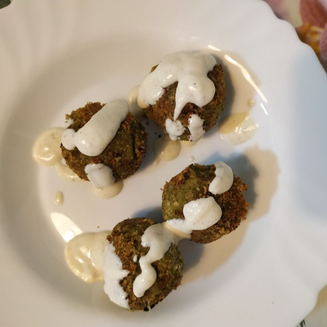 Falafel de lentejas con salsa de yogur Falafel de lentejas con salsa de yogur