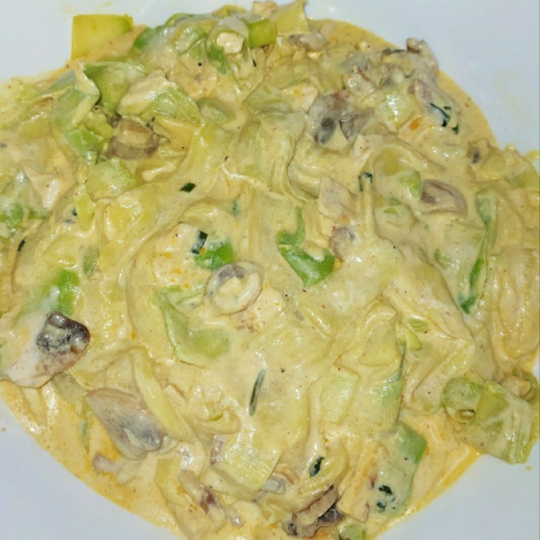 Espaguetis de calabacín a la "carbonara" con tofu Espaguetis de calabacín a la "carbonara" con tofu