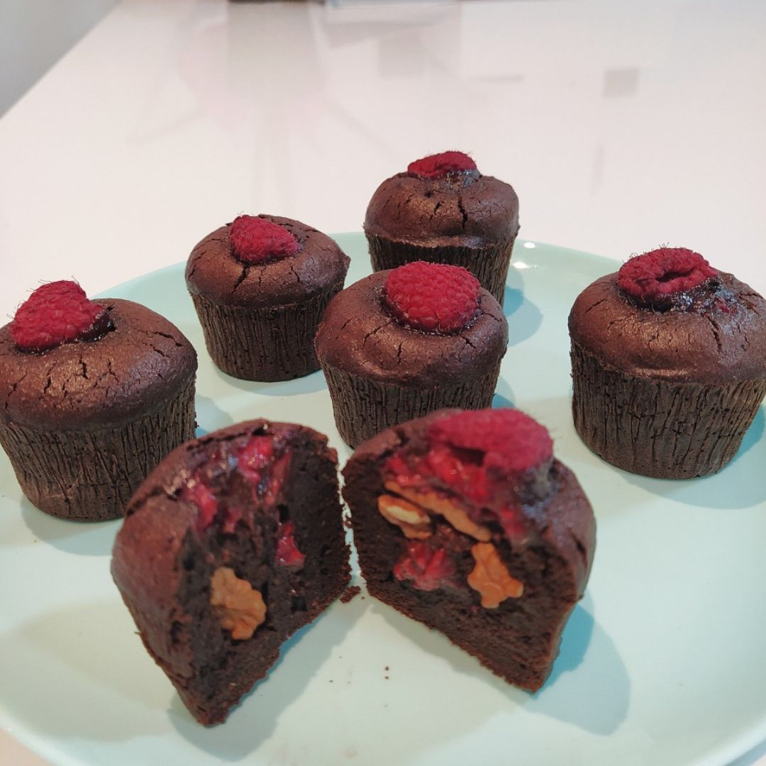 Muffins-Brownies rellenos de frambuesas Muffins-Brownies rellenos de frambuesas