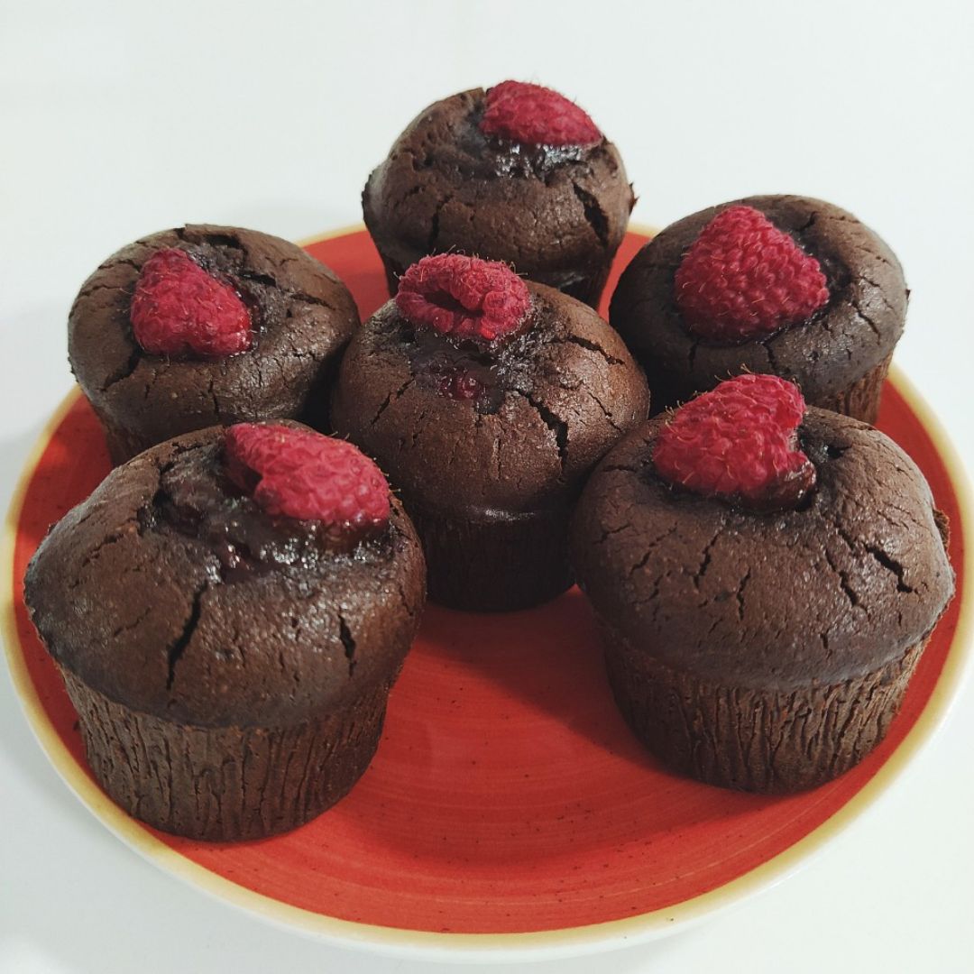 Muffins-Brownies rellenos de frambuesas Paso 4 Muffins-Brownies rellenos de frambuesas Paso 4