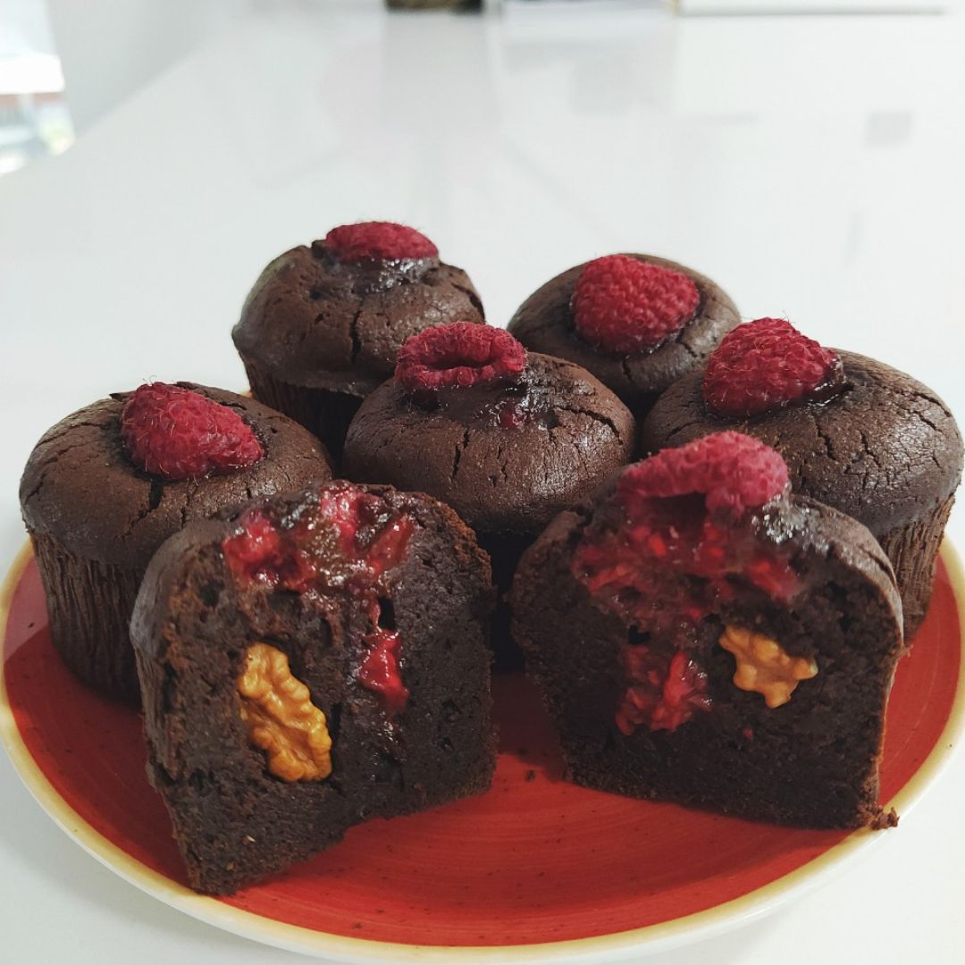Muffins-Brownies rellenos de frambuesas Paso 5 Muffins-Brownies rellenos de frambuesas Paso 5