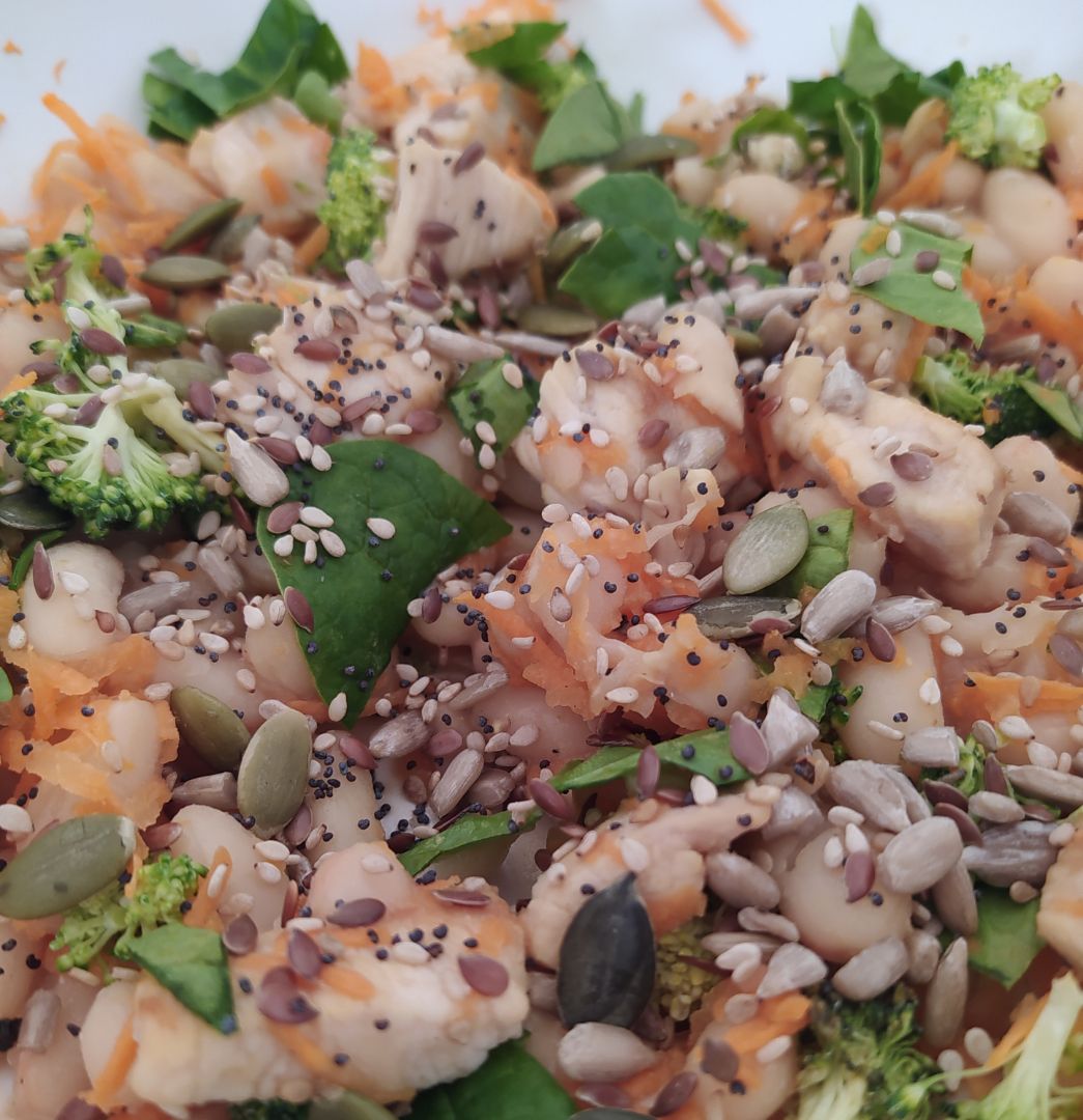 Ensalada de alubias, brócoli, zanahoria, espinacas baby, mezcla de semillas y pollo con pimienta, cebolla y ajo en polvo. Ensalada de alubias, brócoli, zanahoria, espinacas baby, mezcla de semillas y pollo con pimienta, cebolla y ajo en polvo.