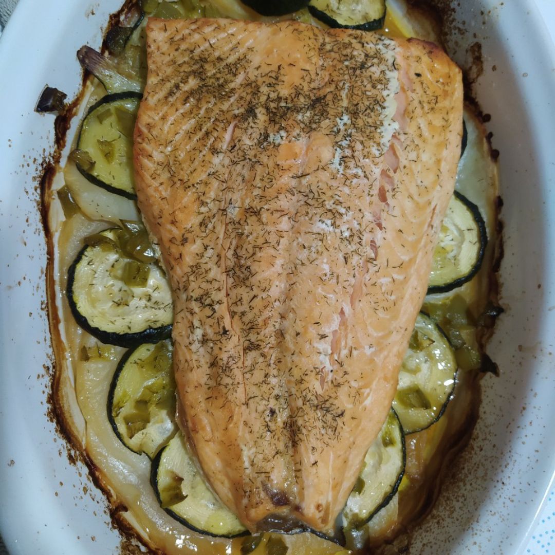 Salmón al horno con patatas verduras y toque de eneldo Salmón al horno con patatas verduras y toque de eneldo
