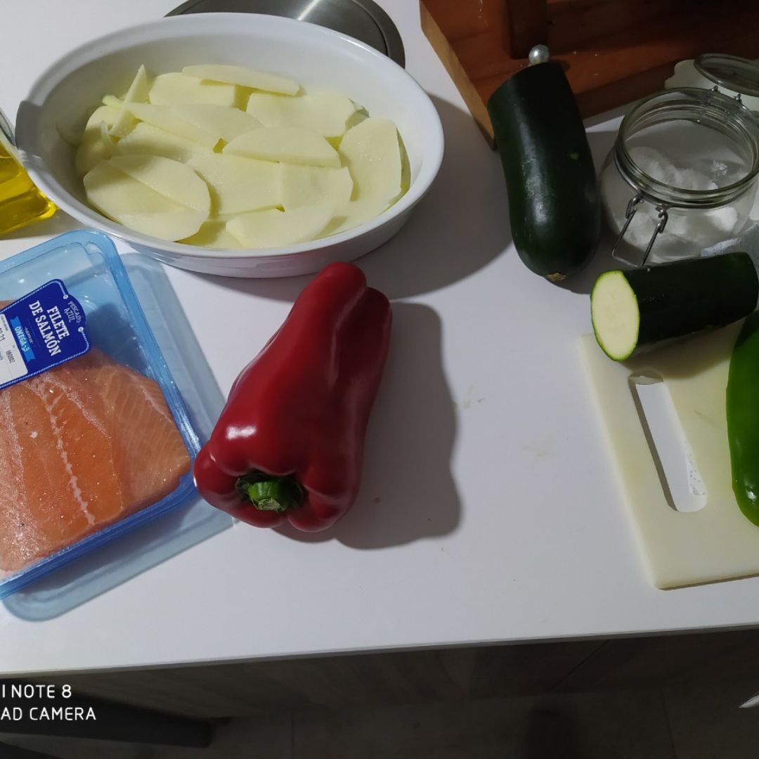 Salmón al horno con patatas verduras y toque de eneldo Paso 0 Salmón al horno con patatas verduras y toque de eneldo Paso 0