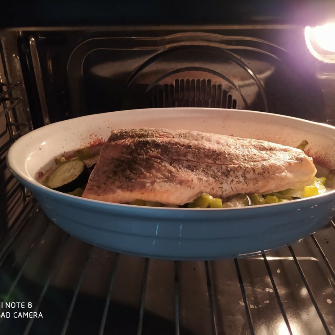 Salmón al horno con patatas verduras y toque de eneldo Paso 3 Salmón al horno con patatas verduras y toque de eneldo Paso 3