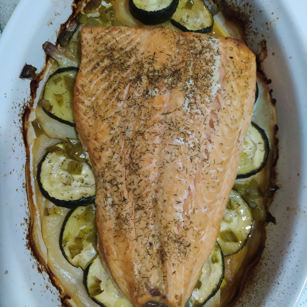 Salmón al horno con patatas verduras y toque de eneldo Paso 4 Salmón al horno con patatas verduras y toque de eneldo Paso 4