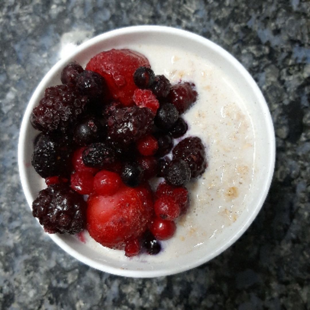 Porridge de avena con frutos rojos Porridge de avena con frutos rojos