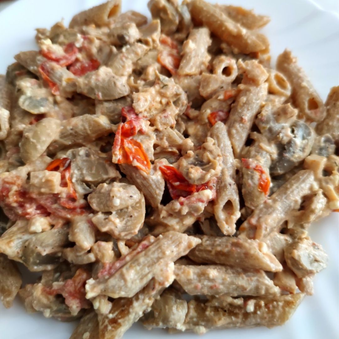 Feta pasta con cherrys, pollo y champiñones