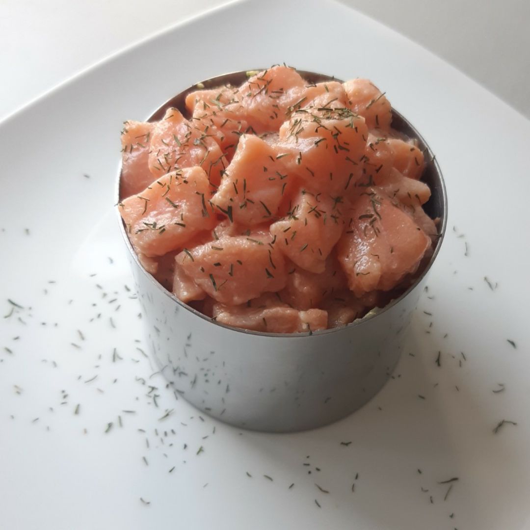 Tartar de Salm贸n y Aguacate 馃 Paso 2 Tartar de Salm贸n y Aguacate 馃 Paso 2
