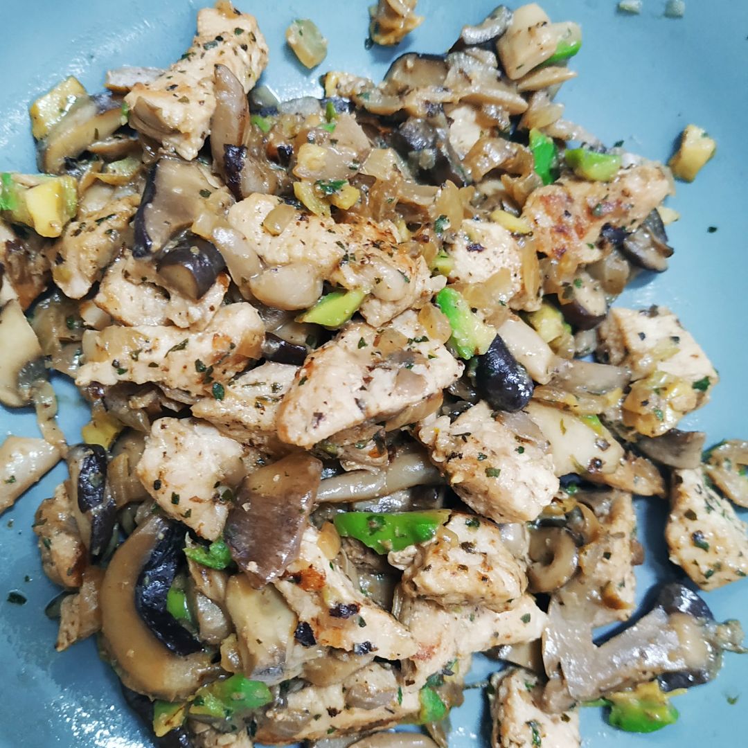 Pavo con setas y aguacate Pavo con setas y aguacate