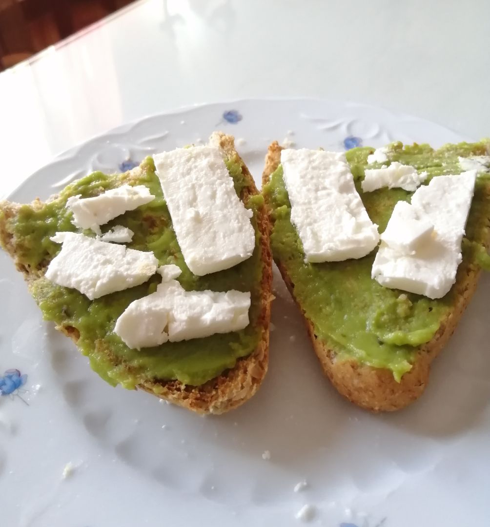 Tostada con guacamole y queso Tostada con guacamole y queso