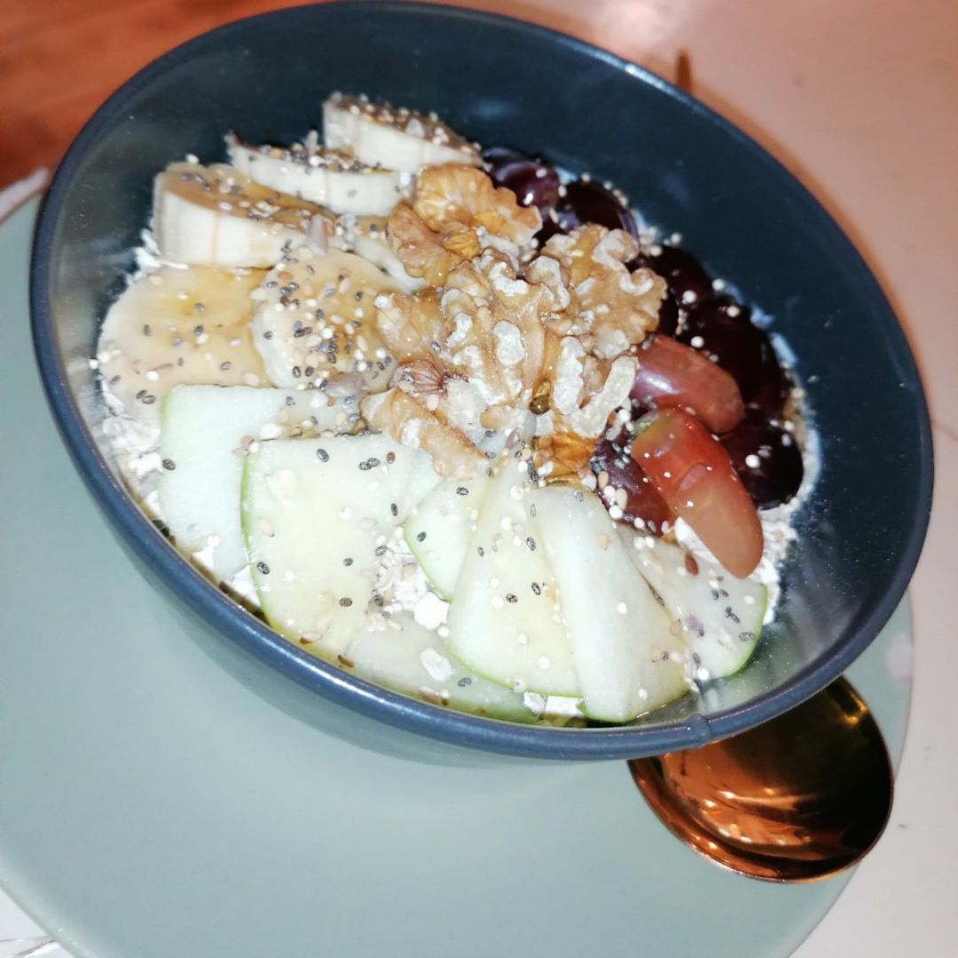 Bowl de avena y frutas