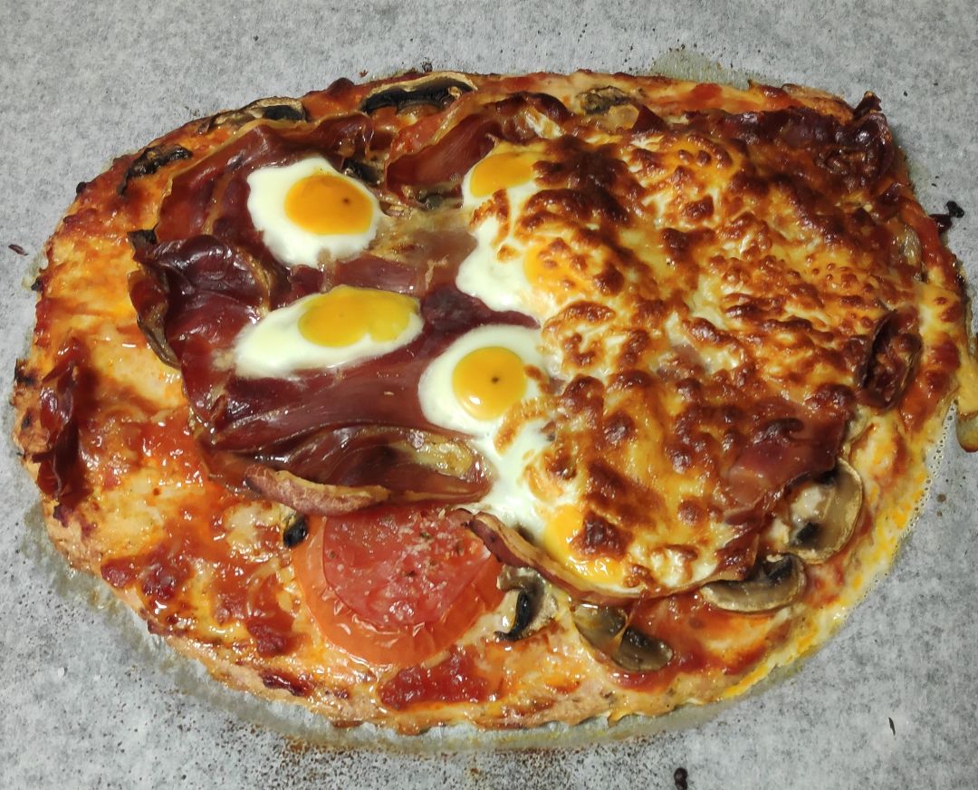 Pizza con base de pollo al horno. Pizza con base de pollo al horno.