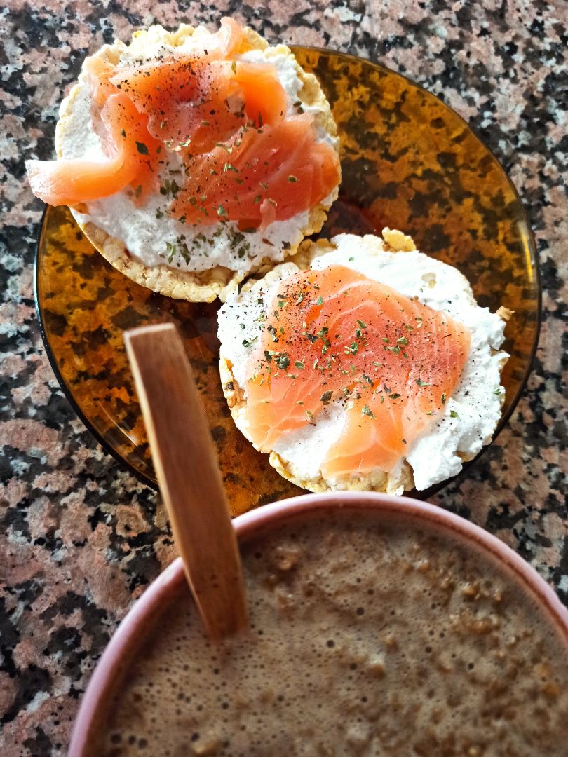 Desayuno salmón y café con avena Desayuno salmón y café con avena