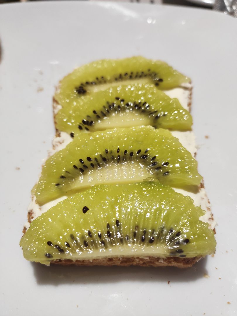 Pan tostado integral con mascarpone y kiwi