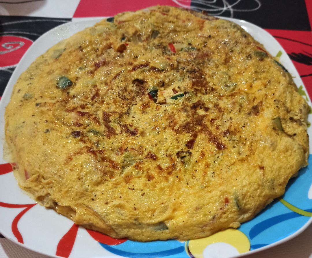 Tortilla de calabacín 🥒,pimiento 🌶 y cebolla. Tortilla de calabacín 🥒,pimiento 🌶 y cebolla.