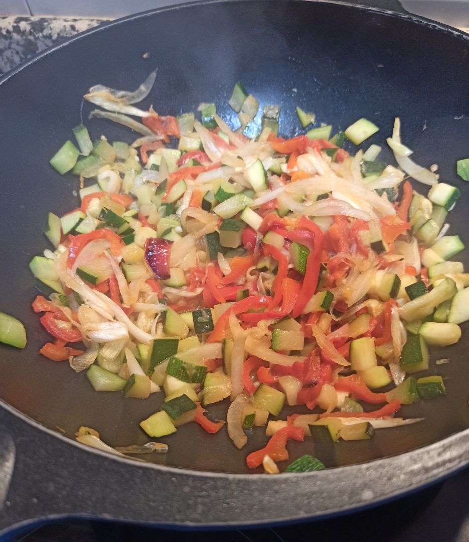 Tortilla de calabacín 🥒,pimiento 🌶 y cebolla. Paso 0 Tortilla de calabacín 🥒,pimiento 🌶 y cebolla. Paso 0