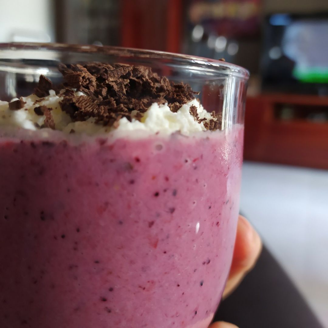Batido helado de arándanos, plátano y fresas Batido helado de arándanos, plátano y fresas