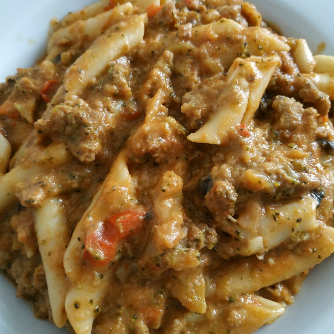 Macarrones con "boloñesa" de verduras y carne