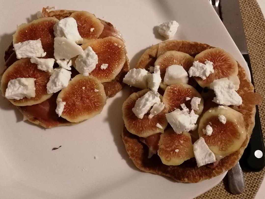 Tortita de harina de avena con higos y queso de cabra Tortita de harina de avena con higos y queso de cabra