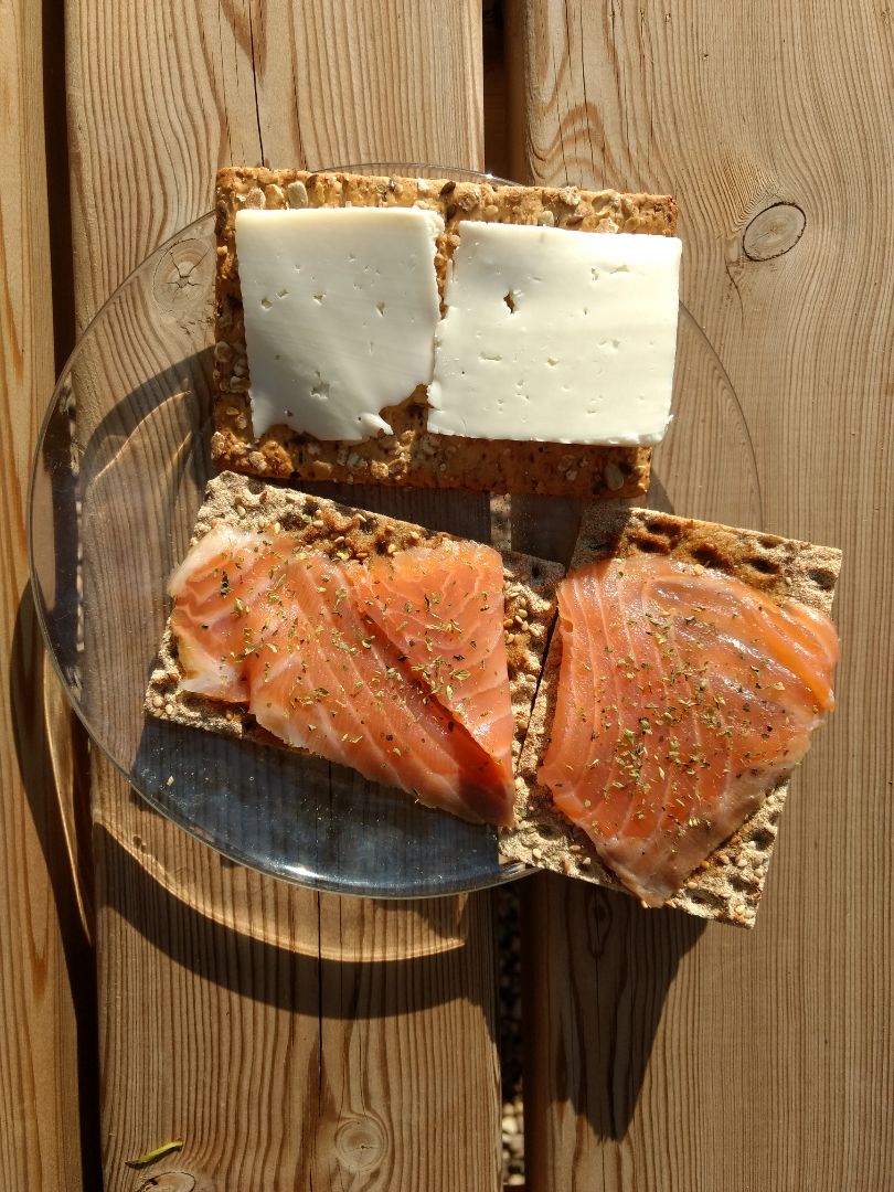 Tostadas de salmón ahumado y queso