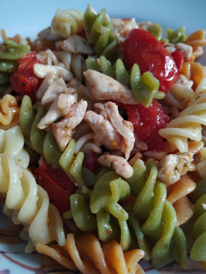 Pasta con pollo y tomates cherris Pasta con pollo y tomates cherris