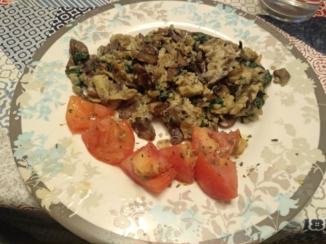 Revuelto de champiñones y espinacas con tomate y orégano Revuelto de champiñones y espinacas con tomate y orégano