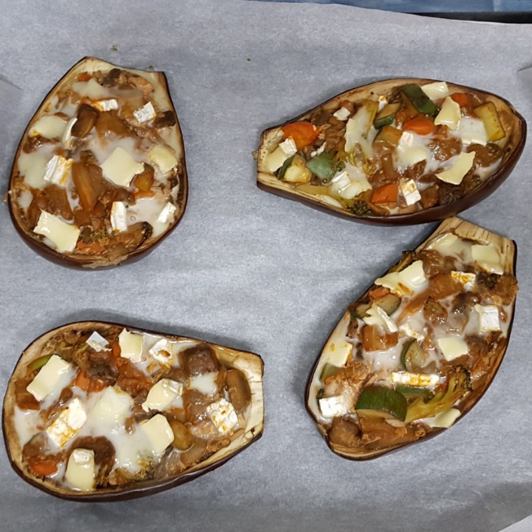 Berenjenas rellenas de verdura, atún y queso de cabra 