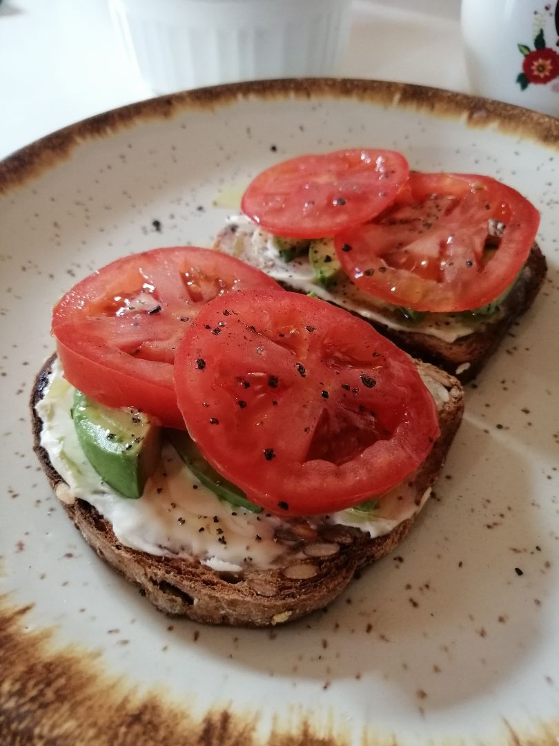 Tostada con aguacate y tomate Tostada con aguacate y tomate