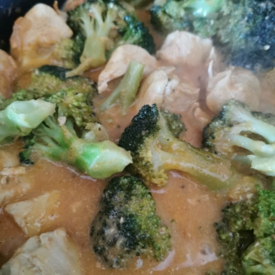 Curry de pollo, brócoli y coco Curry de pollo, brócoli y coco