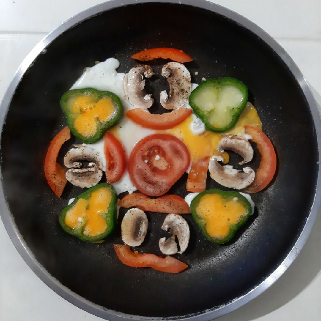 Pizza invertida en sartén 🍕🍳 Paso 2
